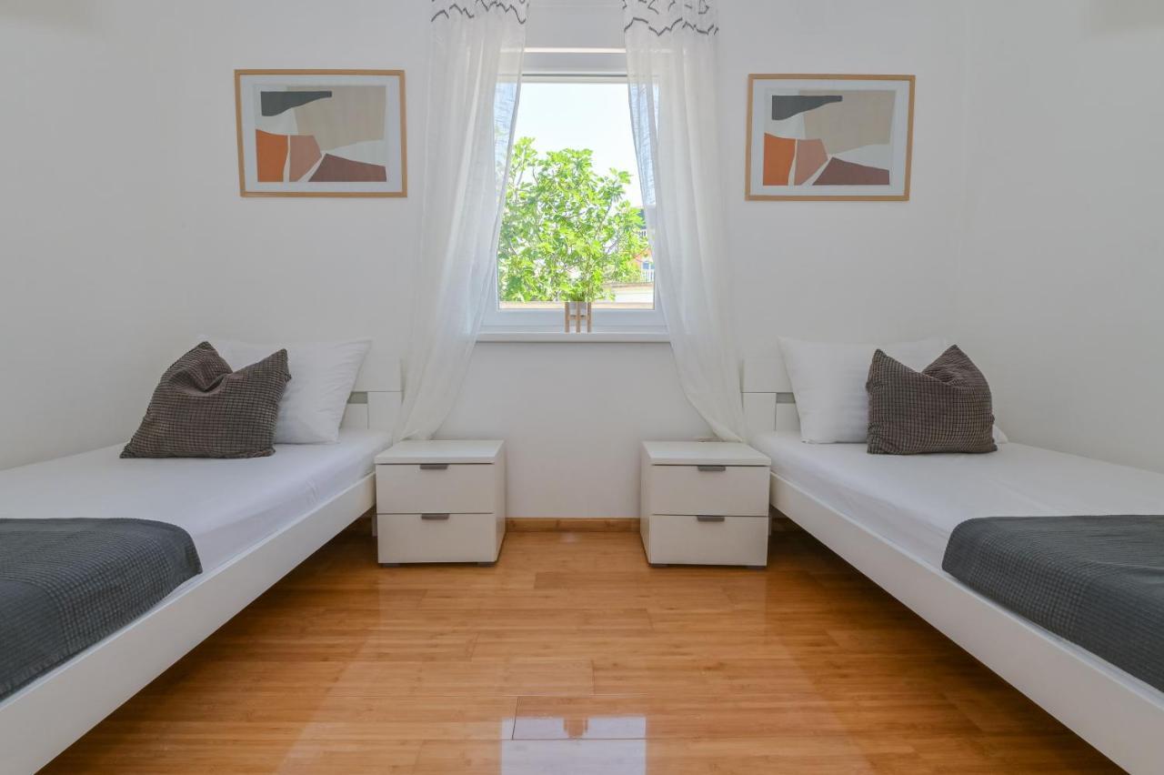 Apartment Funtastic With Private Pool โนวาลยา ภายนอก รูปภาพ