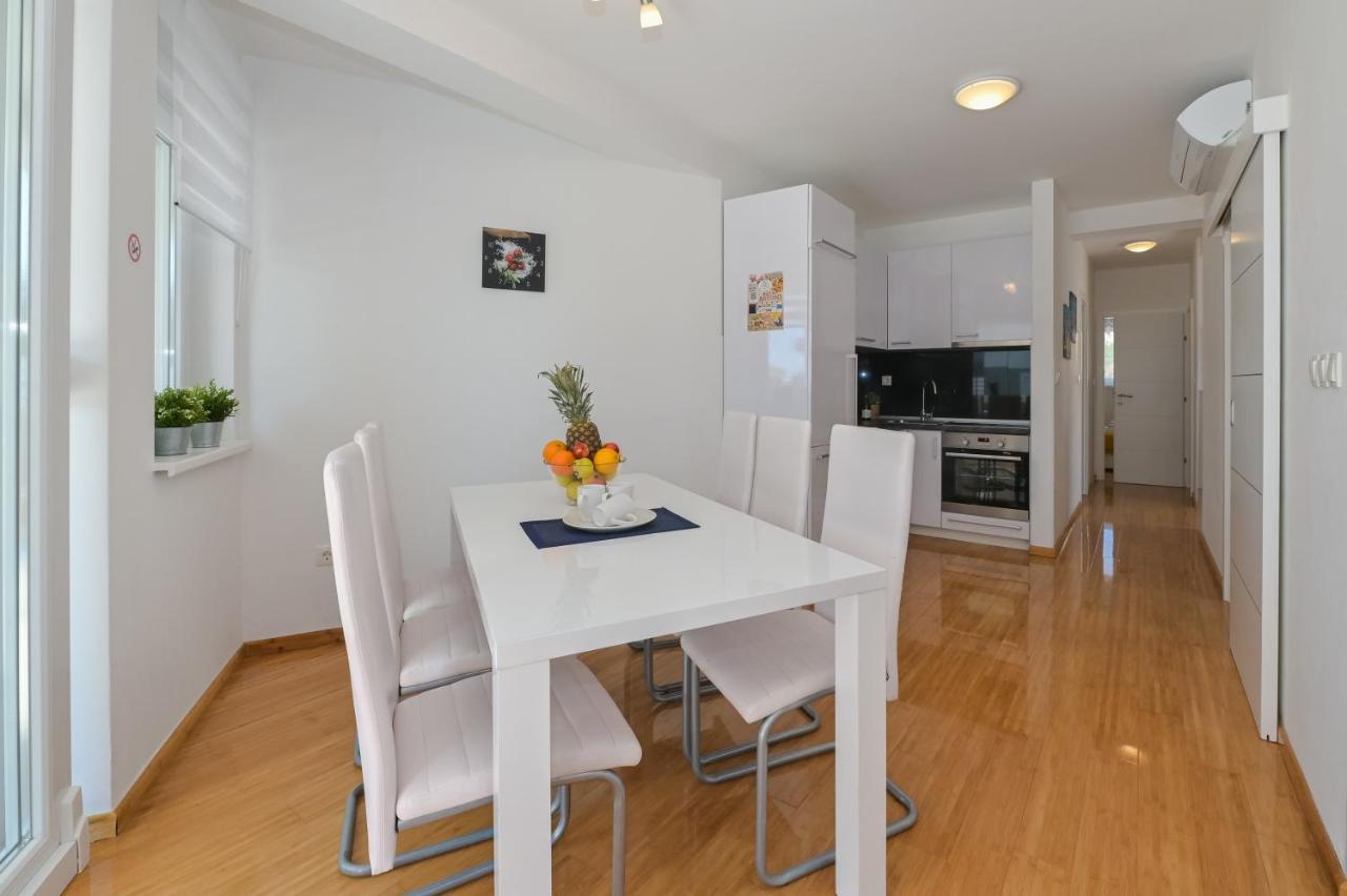 Apartment Funtastic With Private Pool โนวาลยา ภายนอก รูปภาพ