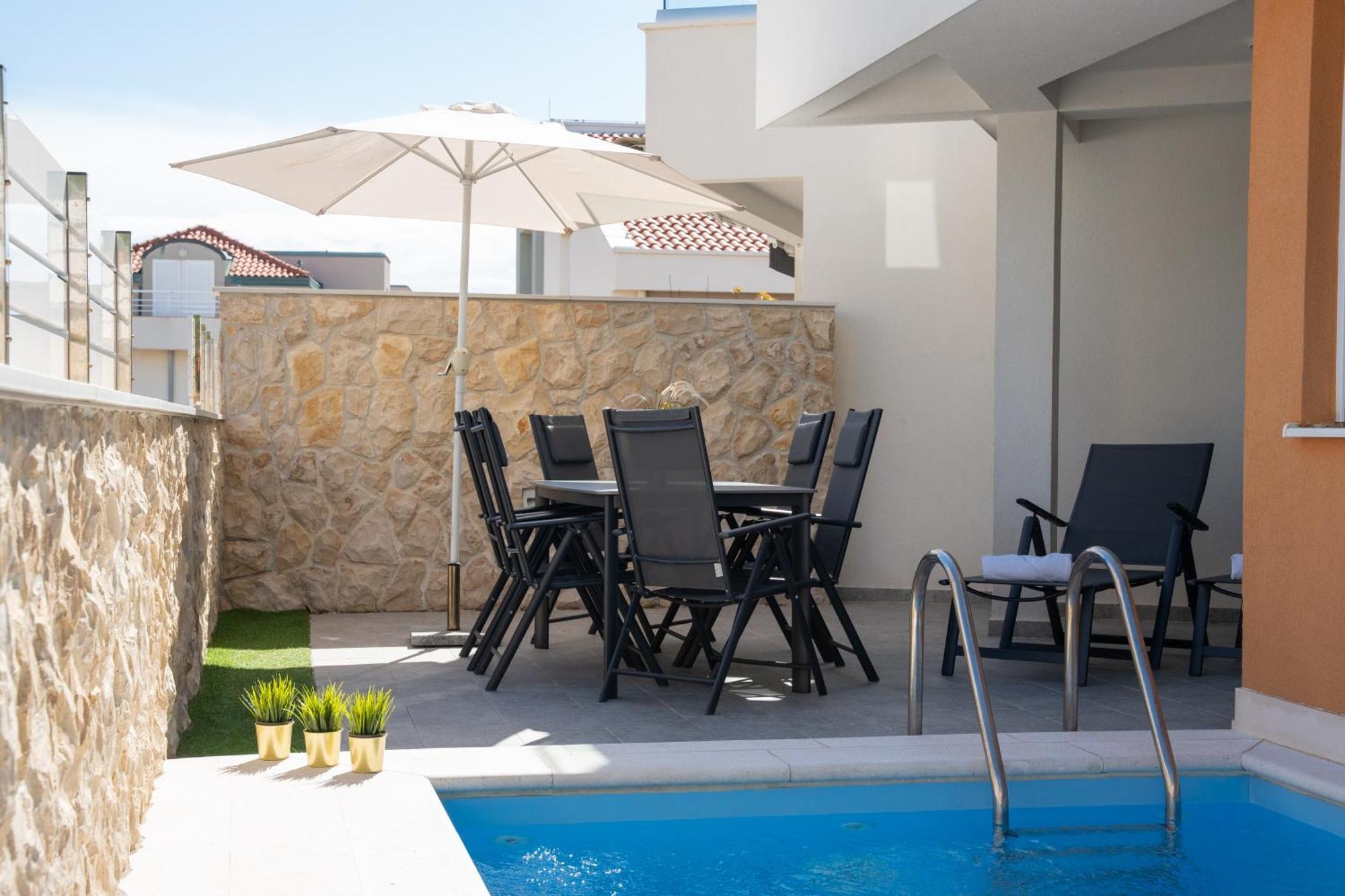 Apartment Funtastic With Private Pool โนวาลยา ภายนอก รูปภาพ