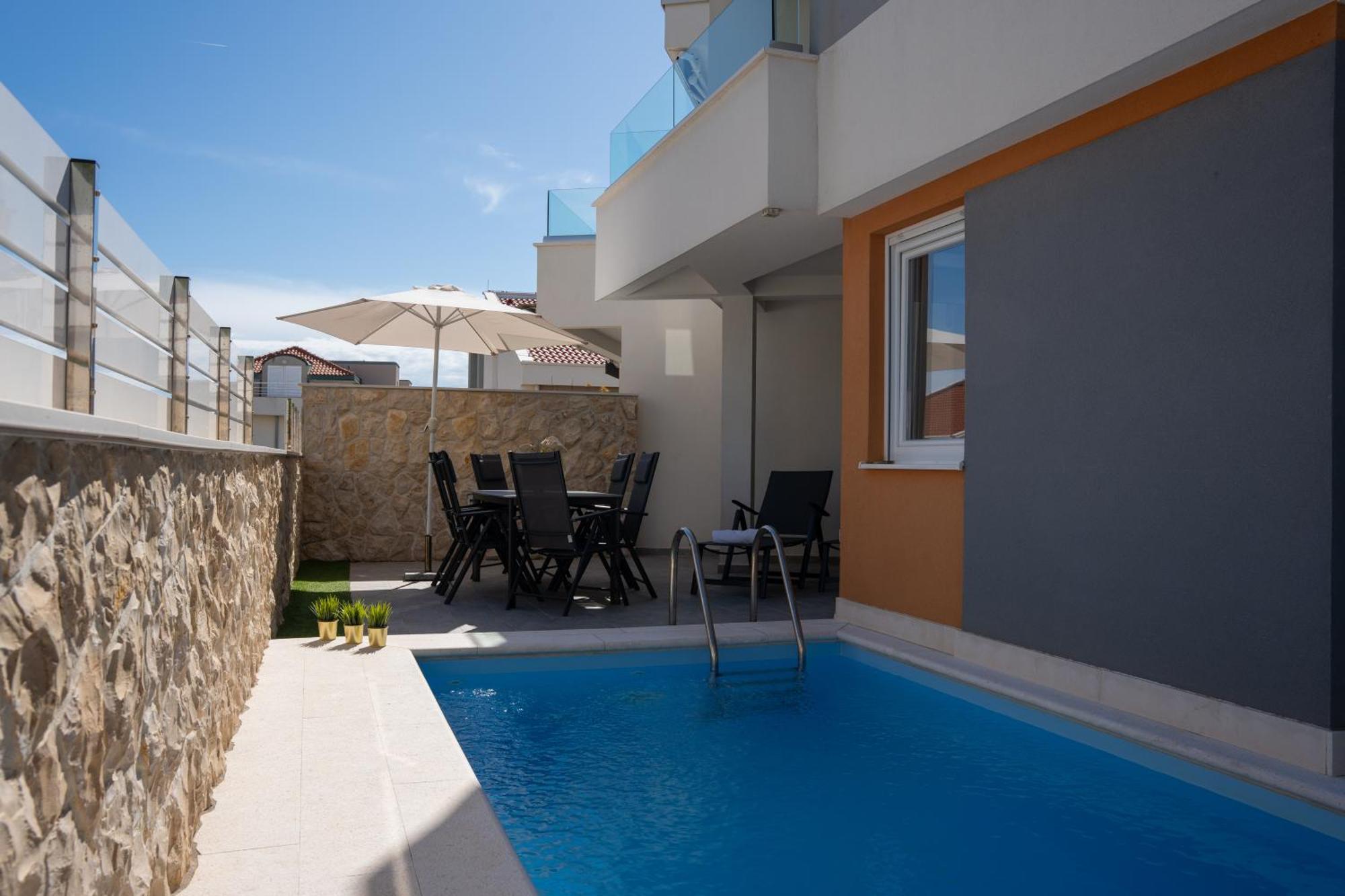 Apartment Funtastic With Private Pool โนวาลยา ภายนอก รูปภาพ
