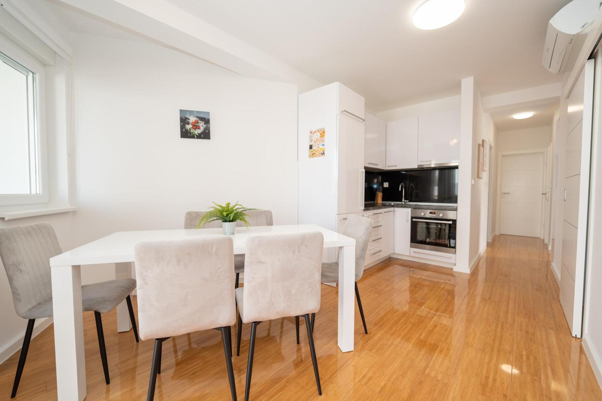 Apartment Funtastic With Private Pool โนวาลยา ภายนอก รูปภาพ
